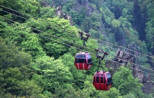 Thale - Personenschwebebahn : Personenschwebebahn zum Hexentanzplatz. Aufgenommen in Thale am Harz, ca. 2000