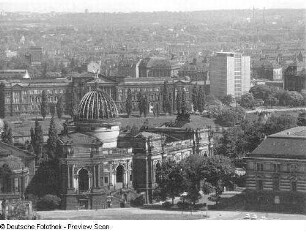 Blick vom Rathaustum über das Kunstakademiegebäude zum Neustädter Elbufer