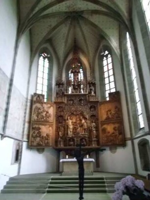 Stadtkirche-Hochchor Innen-Ansicht im Osten mit Spätgotischem Cyriakus Hochaltar (um 1520) von Christoph von Urach unter kreuzrippengewölbter Decke in Übersicht