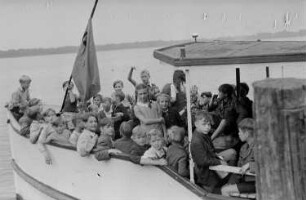 Ferienlager am Teufelssee : Kinder auf einem Schiff
