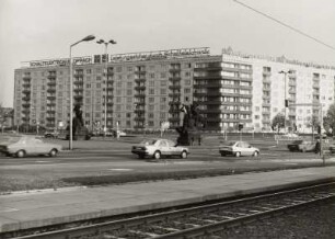 Dresden-Altstadt, Pillnitzer Straße 4, 2 und St. Petersburger Straße 5, 3, 1. Wohnhäuser (um 1965). Blick über Rathenauplatz