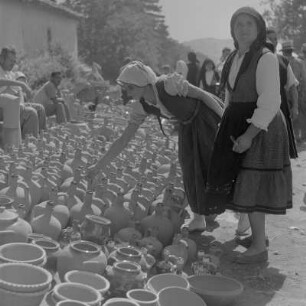 Der Alljährliche im Herbst durchgefühtre Jahrmarkt in Karlowo (Lewskigrad). Töpferware wird angeboten. Bewohner aus Rosental in ihrer traditionellen Tracht