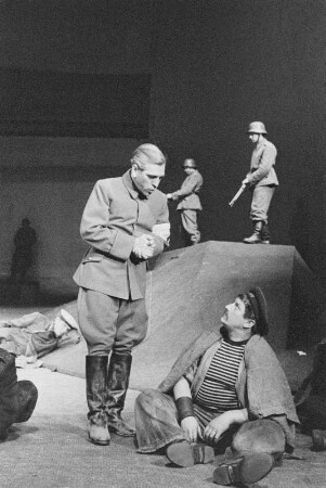 Szenenbilder aus "Optimistische Tragödie" von Wsewolod Wischnewski. Berliner Ensemble, 28.03.1958