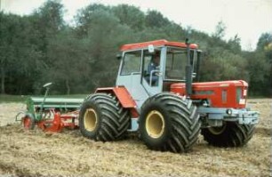 Fotografie: Traktor, Reifen, Terrareifen, Antriebs- und Anbausystem, Stoppelbearbeitung, Drillkombination