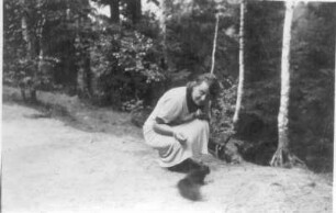 Etha Richter mit einem Eichhörnchen