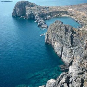 Lindos (Rhodos). Blick auf die Akropolis Bucht. Agros Parlos DO 6.9.79