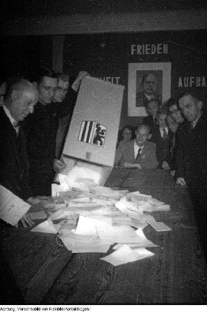 Wahl zur Volkskammer und zum sächsischen Landtag, Wähler bei der Stimmabgabe, Stimmenauszählung, u.a., 15. Oktober 1950