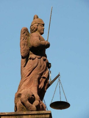 Steinerne Justitia-Figur auf dem Marktbrunnen, Marktplatz Michelstadt/Odenwald