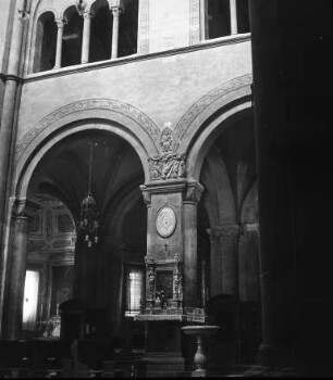 Fidenza, Dom S. Donnino, Innenansicht, Teil der Mittelschiffswand
