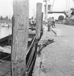 Bau einer Spundwand im Hafen Schulau/Wedel an der Elbe