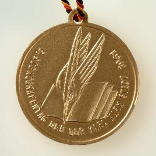 Ereignismedaille 6. Stenografentag der DDR in Karl-Marx-Stadt 1961 am schwarz-rot-goldenen Band : Medaillensammlung Stenografische Sammlung. Ereignismedaille 6. Stenografentag der DDR in Karl-Marx-Stadt 1961 am schwarz-rot-goldenen Band. Kunststoff; Durchmesser 37 mm, Gewicht 1 g (1961). Dresden: SLUB R c 0355