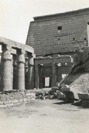 Luxor. Amon-Mut-Chons-Tempel. Erster Hof mit Pylon (19. Dynastie) (HAPAG-Mittelmeerfahrt der Oceana Leonhardt 1929)