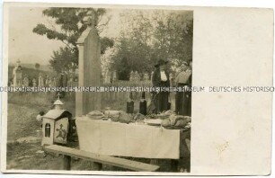 Gedeckte Tafel auf einem Friedhof
