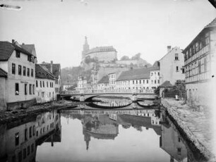 Weida. Blick über die Weida zu Schloss Osterberg : Weida. Blick über die Weida mit Wilhelm-Ernst-Brücke zu Schloss Osterberg