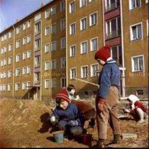 Spielende Kinder (in Dresden?)