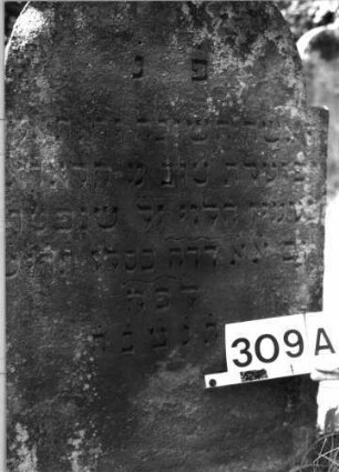 Grabstein 309 (Index: 100085238) Maße HxBxT: 112x60x18 cm Beschreibung: Stele, eingezogener Rundbogenabschluß, Schriftfeld eingetieft mit Maßwerk: Grabstein 309A
