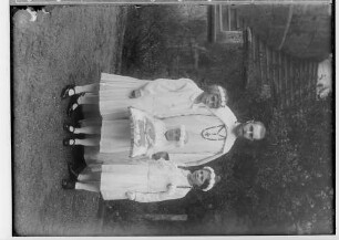 Primizfeier Eisele in Sigmaringen 1931; Neupriester Eisele mit Primizbräutchen, im Hintergrund Treppenaufgang zum Schloß