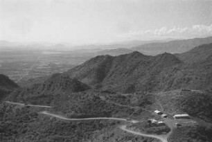 Die Ebene von Cobbo : Blick auf eine Berglandschaft mit Hochebene und Häusern