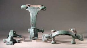 Drei Henkel einer archaischen Hydria, mit Masken und Schlangenköpfen verziert