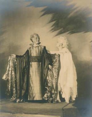 "Der Sturm" von William Shakespeare. Szene mit Friedrich Lindner als Prospero und Antonia Dietrich als Ariel. Dresden: Schauspielhaus, 29.06.1930