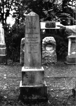 Grabstein 65 (Index: 100101513) Material: Sandstein Zustand: gut Maße HxBxT: 168x40x25 cm Beschreibung: Obelisk, getreppter Sockel, unterster Sockelteil rusticaartig Steinmetz: J. Sauter + L(?)ingen: Grabstein 65