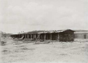 Eine Baracke des neuen Soldatendorfes in Tabora im Bau