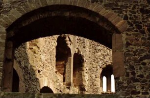 Geroldseck: Burgruine; durch rundes Fenster in den Hof