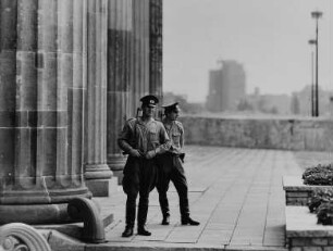 NVA-Grenzsoldaten vor dem Brandenburger Tor (Staatsgrenze nach Westberlin/Berliner Mauer)