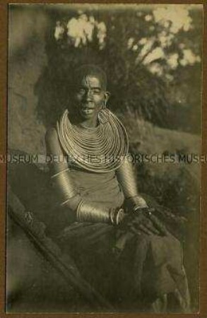 Porträt einer sitzend, älteren Massai-Frau