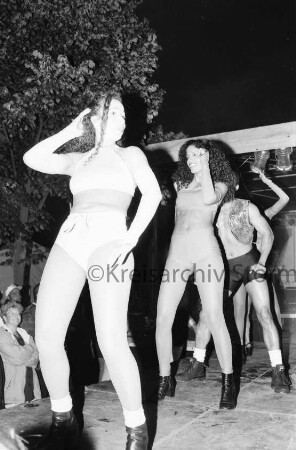 Stadtfest: Hagener Allee: Bühne: Tänzerinnen der Gruppe "Alegria Brasil" bei Auftritt: 13. Juni 1999