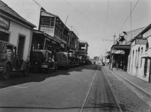 Straßenszene : Blick entlang einer Hauptstraße