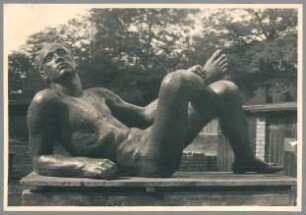 Ruhender Athlet, 1935, Bronze auf Travertin-Plinthe
