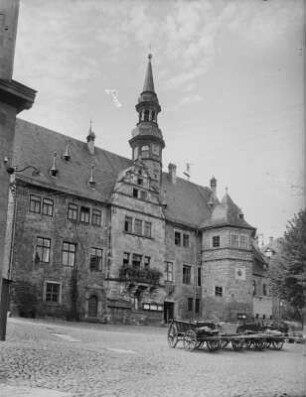 Schloss. Teilansicht über den Hof zum Wendelstein mit Wappen