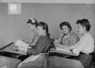 Junge Frauen im Klassenzimmer