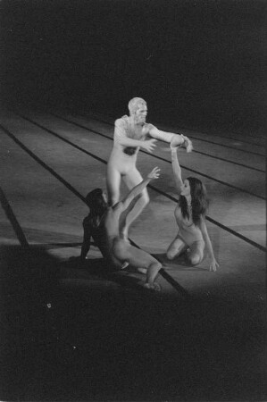 Szenenbilder aus "Erfindung der Liebe", Ballettabend mit Ludwig van Beethovens "Die Geschöpfe des Prometheus" und einer Tanzausdeutung von Antonio Vivaldis "Die Jahreszeiten". Komische Oper Berlin, 16.07.1976