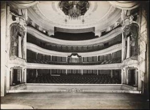 Stadttheater, Freiburg: Zuschauerraum, Blick zur Bühne (vgl. Inv.Nr. F 5286)