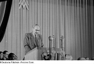 Portrait Heinrich Raus am Rednerpult bei der Eröffnung der Herbstmesse 1950