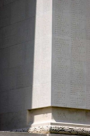 Frankreich. Picardie. Somme. Thiepval. Memorial britannique de Thipval. Britische Gedenkstätte. Die Namen von 73.367 gefallenen britischen Soldaten. Ausschnitt