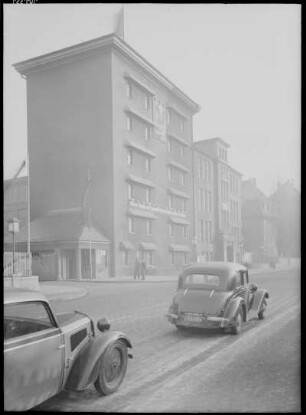 Goehlewerk Dresden : Dresden. Goehlewerk (Völkerfreundschaft und VEB MLW Anlagenbau Dresden, danach: Goehlewerk, später: Grafischer Großbetrieb Sachsenverlag). Ansicht von der Riesaer Straße