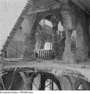 Dresden. Ruine des Neuen Rathauses. Treppenhaus