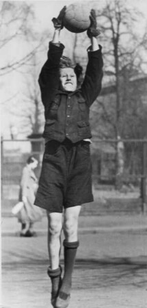 Hamburg-Barmbek. Kinder spielen Fußball auf dem Sportplatz Heidhörn. Der Torwart fängt den Ball
