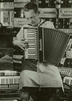 Akkordeonbau in Zwota-Zechenbach : Akkordeonbau in Zwota-Zechenbach, Akkordeonfabrik „Hutschelli“ Paul Hutschenreuter und Müller. Akkordeonbauer beim Prüfen des fertigen Instruments