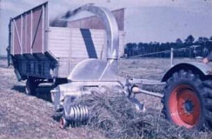 Fotografie: Futtererntetechnik, Feldhäcksler gezogen