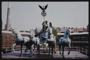 Transport der Quadriga zum Brandenburger Tor