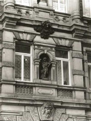 Dresden-Neustadt, Martin-Luther-Platz 10. Wohnhaus (1894). Schlußstein vom Portal und Nischenfigur (1. Obergeschoß)