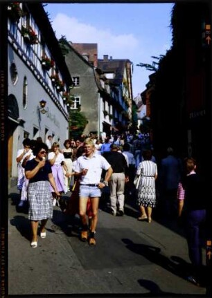 Meersburg: Gasse mit Touristen zur Oberstadt