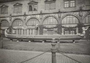 Pillnitzer Gondel : Dresden, Stallhof, Pillnitzer Gondel (Sammlung des Historischen Museums) im Hof. Blick auf einen Teil der Fassade des Langen Gangs