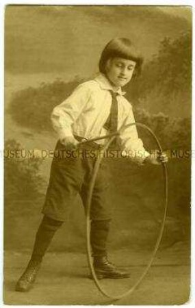 Alexander Fleischhut im Fotoatelier, den Holzring schlagend