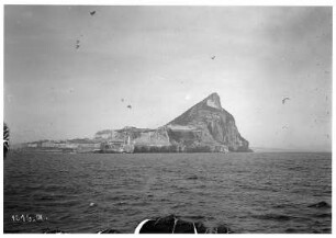 Gibraltar. Küste mit Upper Rock, Leuchtturm und Verteidigungsanlage. Blick von einem Hochseepassagierdampfer?