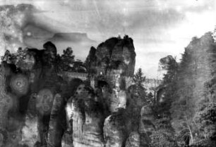 Sächsische Schweiz, Basteigebiet. Basteibrücke mit Felsentor Neurathen und Steinschleuder. Blick vom Ferdinandstein nach Süden zum Lilienstein